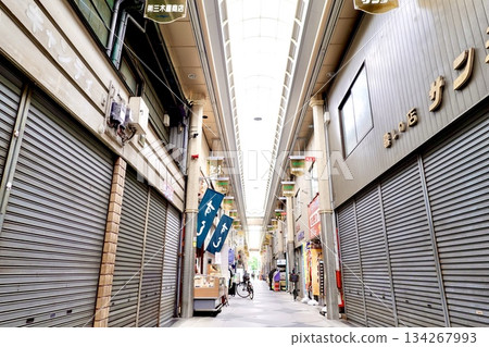 A view of the Kohama shopping street leading from Sumiyoshi-taisha Station on the Nankai Railway to Kohama Station in Sumiyoshi Ward, Osaka City A view of the Kohama shopping street leading from Sumiyoshi-taisha Station on the Nankai Railway to Kohama Station in Sumiyoshi Ward, Osaka City 134267993