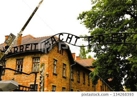 奧斯威辛集中營著名的「Arbeit Macht Frei」(工作會讓你自由)大門 奧斯威辛集中營著名的「Arbeit Macht Frei」(工作會讓你自由)大門 134268393