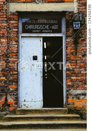 奧斯維辛集中營外科病房所在建築的入口 134268396