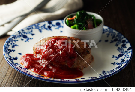 Hamburger steak, tomato sauce, butter-sauteed spinach and bacon 134268494