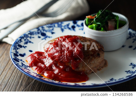 Hamburger steak, tomato sauce, butter-sauteed spinach and bacon 134268586