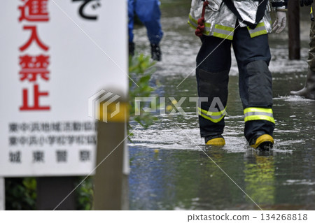 一根因多年老化而爆裂的水管 一根因多年老化而爆裂的水管 134268818