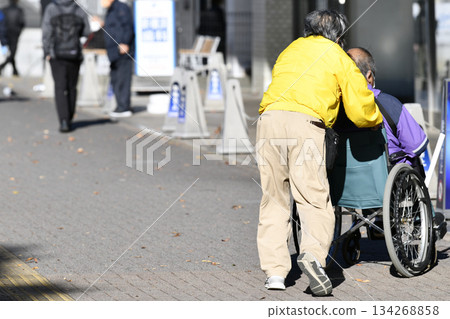 12月的日本橫濱城市景觀…老化社會 坐在輪椅上的老人（推他的是一位也戴著口罩的老婦人）= 橫濱市 134268858