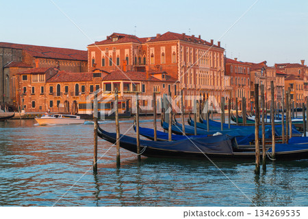 日出時的貢多拉（義大利威尼斯） 134269535