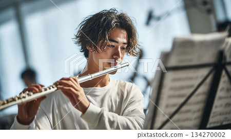 一位長笛演奏者積極樂觀的態度，以及他對音樂的熱情。 134270002