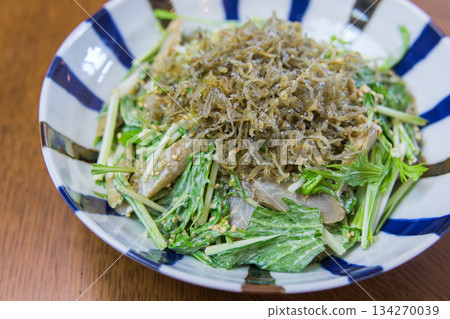 Mizuna and burdock salad with small sardines Mizuna and burdock salad with small sardines 134270039