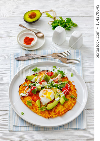 potato rosti topped with poached egg, avocado 134270045