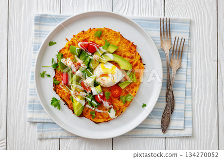 potato rosti topped with poached egg, avocado 134270052