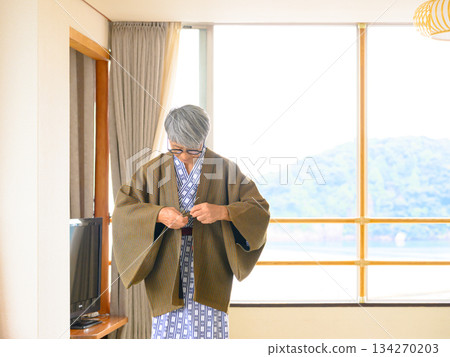 Senior man changing into yukata 134270203
