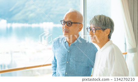 一對老年夫婦正望著窗外。 134270210