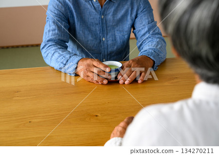 一對情侶在日式房間喝茶 134270211