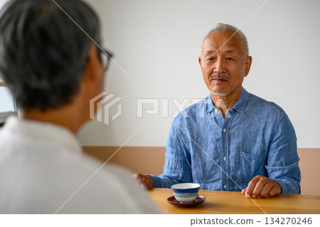 Elderly couple drinking tea in a Japanese-style room Elderly couple drinking tea in a Japanese-style room 134270246
