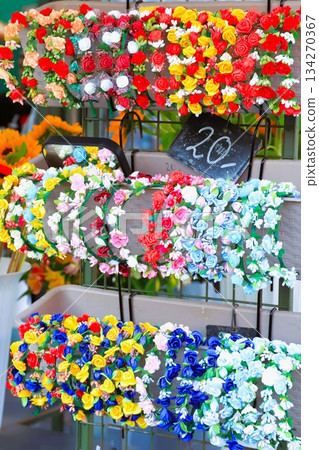 克拉科夫主廣場的市集攤位上販售色彩繽紛的花朵髮箍。 134270367