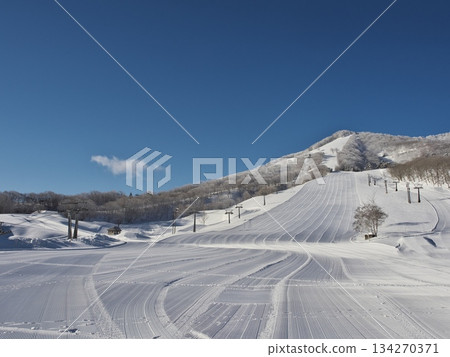 冬季的斑尾高原滑雪場,從海蒂餐廳前面向斑尾山 冬季的斑尾高原滑雪場,從海蒂餐廳前面向斑尾山 134270371