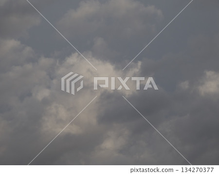 陰天：厚重的灰色雲與潔白的雲朵形成對比。背景紋理。 134270377