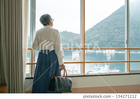 一位老婦人正望著窗外。 134271212