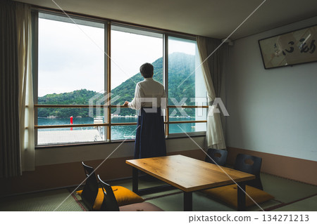 一位女子在日式房間裡眺望大海。 134271213