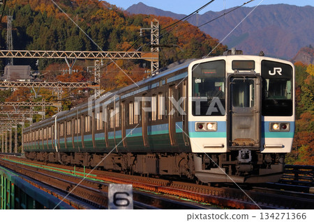 [CO] 中央本線211系列車上的秋葉（分列列車：高尾⇔松本） 134271366