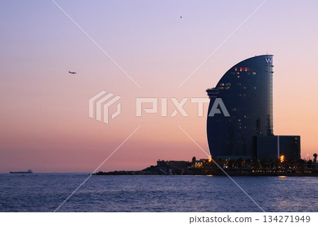 從巴塞隆納聖米格爾海灘的沙灘欣賞海岸線和巴利阿里海(地中海)的日落美景 從巴塞隆納聖米格爾海灘的沙灘欣賞海岸線和巴利阿里海(地中海)的日落美景 134271949
