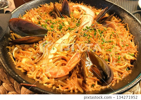 西班牙加泰隆尼亞地區流行的一種當地菜餚，名為 fideuá（海鮮飯），是用義大利麵製成的。 134271952