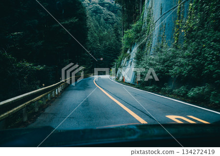 在山路上行駛 134272419