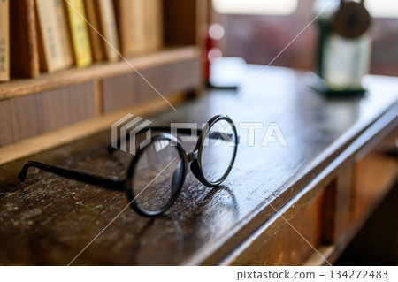 圓框眼鏡和一份研究 134272483