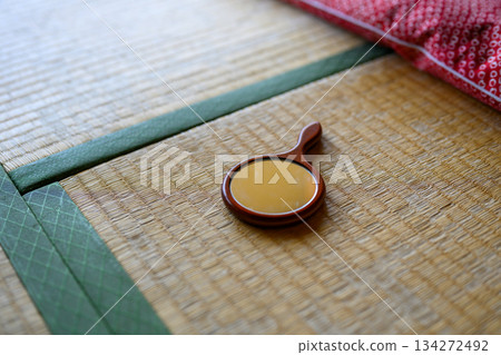 Wooden hand mirror, tatami 134272492