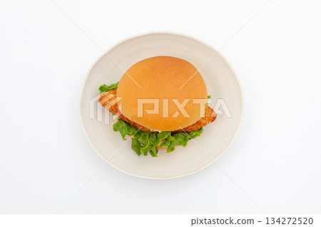 白色背景上的白魚塔塔醬漢堡 134272520