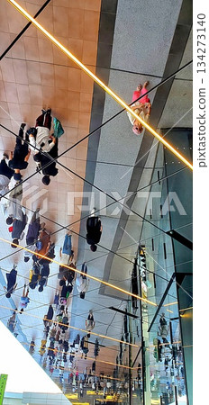 街上行人的影像，倒影 134273140