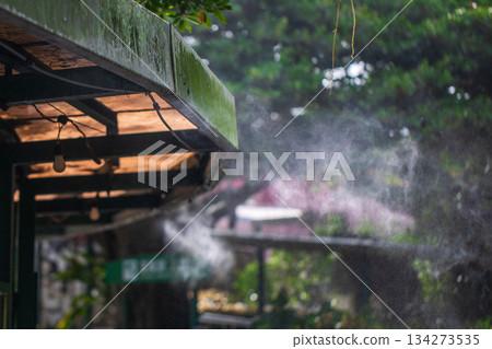 Public rest areas using fine mist for efficient cooling 134273535