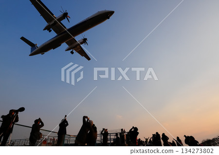 人們抬頭看日落和飛機 134273802