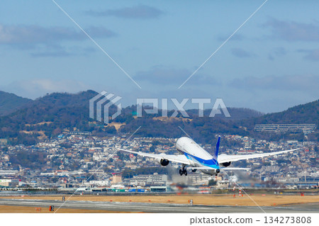 飛機起飛，背景是城市景觀 134273808
