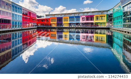 水邊的色彩城市景觀插圖 水邊的色彩城市景觀插圖 134274433