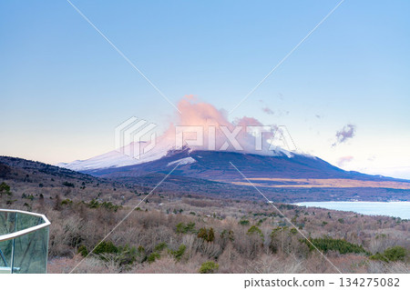[Mt. Fuji material] Sunrise of cloud-capped Mt. Fuji seen from Lake Yamanaka Myojinyama Panorama Deck [Yamanashi Prefecture] 134275082