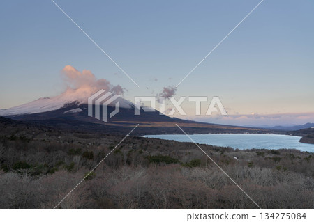 [Mt. Fuji material] Sunrise of cloud-capped Mt. Fuji seen from Lake Yamanaka Myojinyama Panorama Deck [Yamanashi Prefecture] 134275084