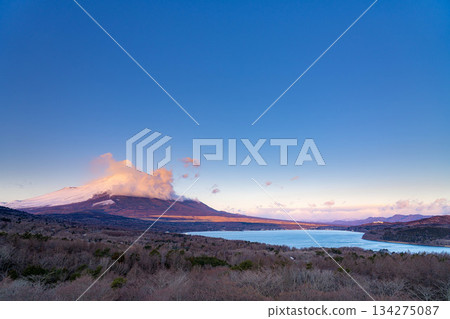 [Mt. Fuji material] Sunrise of cloud-capped Mt. Fuji seen from Lake Yamanaka Myojinyama Panorama Deck [Yamanashi Prefecture] 134275087