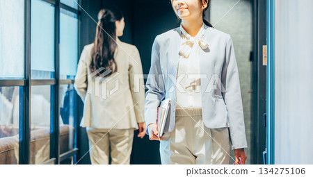 辦公室業務的女人 134275106
