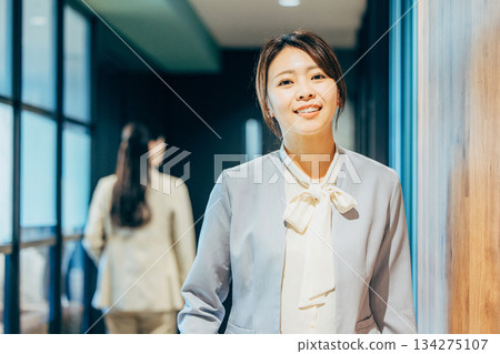 Office business woman 134275107