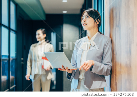 辦公室業務的女人 134275108