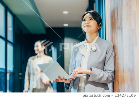 辦公室業務的女人 134275109