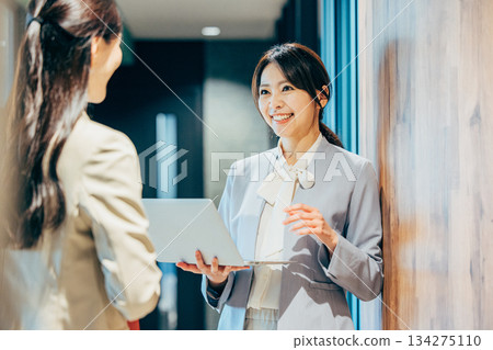 正在辦公室開會的女商務人士 134275110