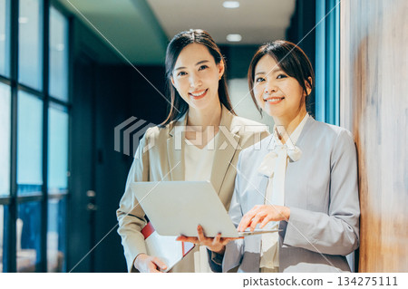 正在辦公室開會的女商務人士 134275111