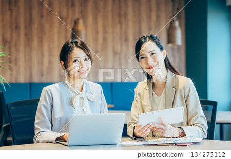 正在辦公室開會的女商務人士 134275112