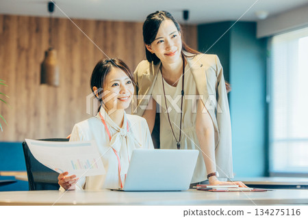 正在辦公室開會的女商務人士 134275116