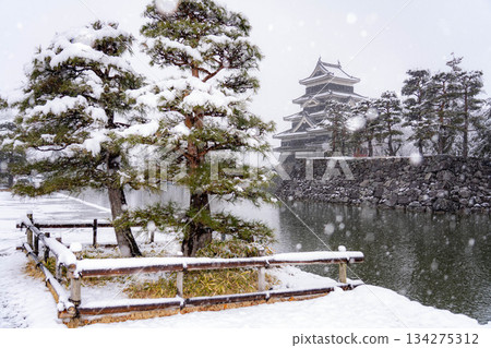 [Castle Material] Matsumoto Castle in the Snowy Winter [Nagano Prefecture] 134275312