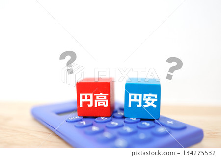 匯率預測的概念以對比強弱日圓的方塊和問號來表示。 匯率預測的概念以對比強弱日圓的方塊和問號來表示。 134275532