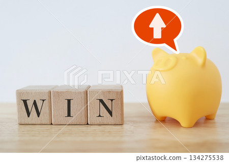 WIN積木和存錢筒顯示儲蓄增加和資產成功累積。 134275538