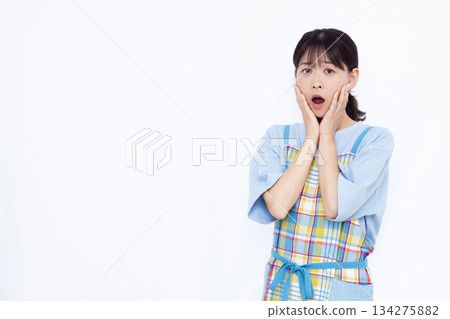 驚訝的家庭主婦 134275882