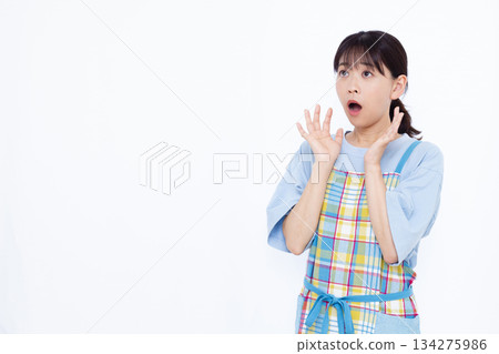 驚訝的家庭主婦 134275986