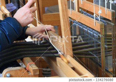 秩父名泉館的織布機－一位工匠的織布 134276080